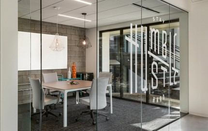 大规格玻璃板在办公室内装饰中的应用